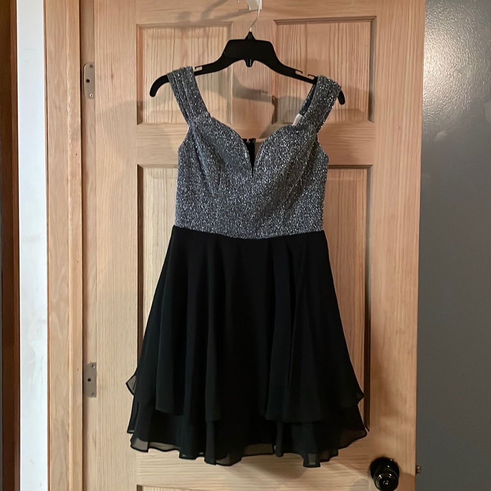 Silver and black side straps zipper goes down halfway knee links size 7 fits a 6